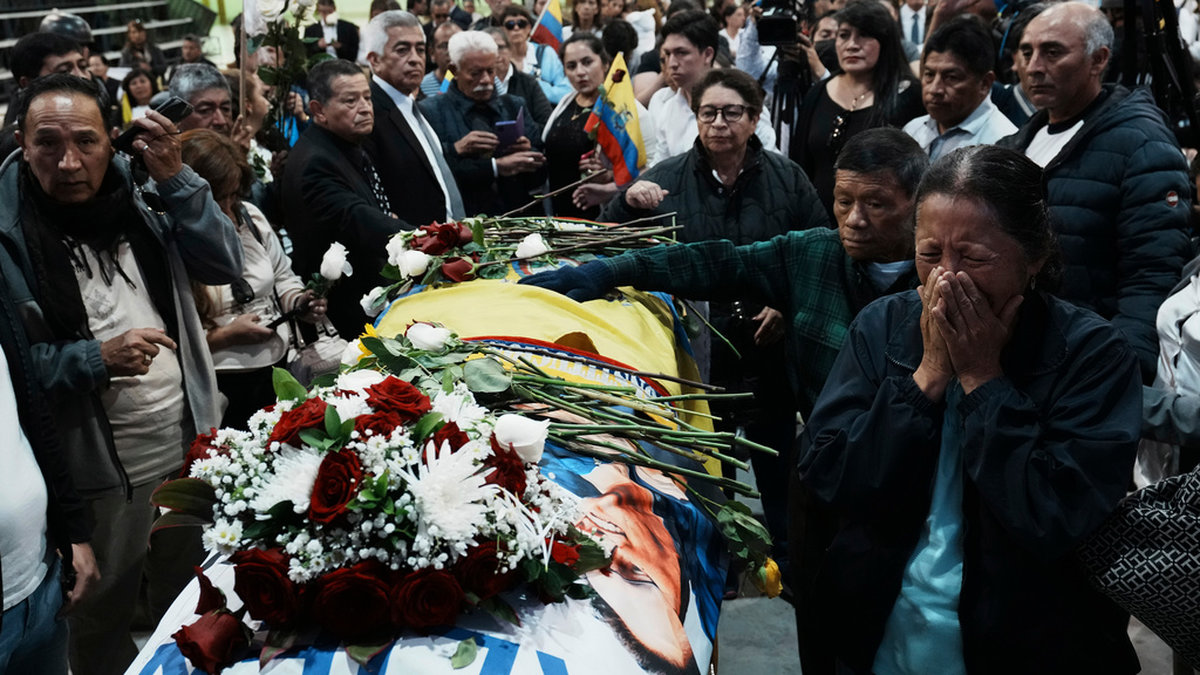 Sörjande vid en begravningsceremoni för den mördade presidentkandidaten Fernando Villavicencio i Ecuadors huvudstad Quito i fredags.