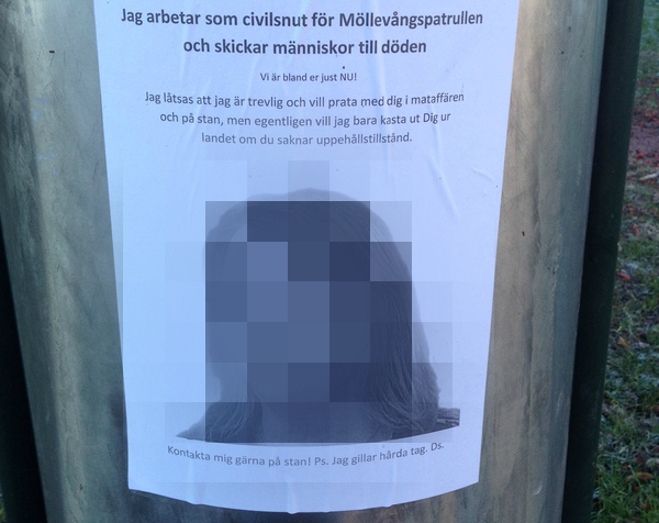 Runt om i centrala Malmö sitter affischer på poliser som påstås vilja "kasta ut Dig ur landet".