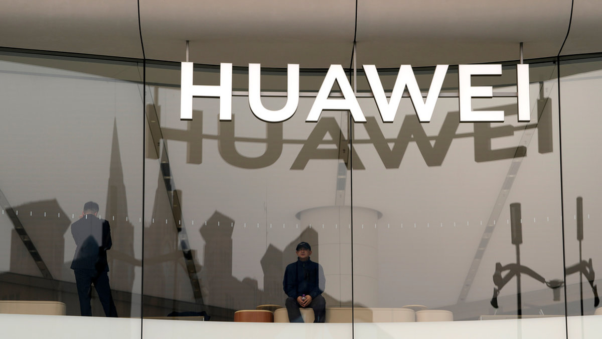 Det kinesiska telekombolaget Huawei får ta del av information om svenska mobiloperatörer har regeringen beslutat. Arkivbild