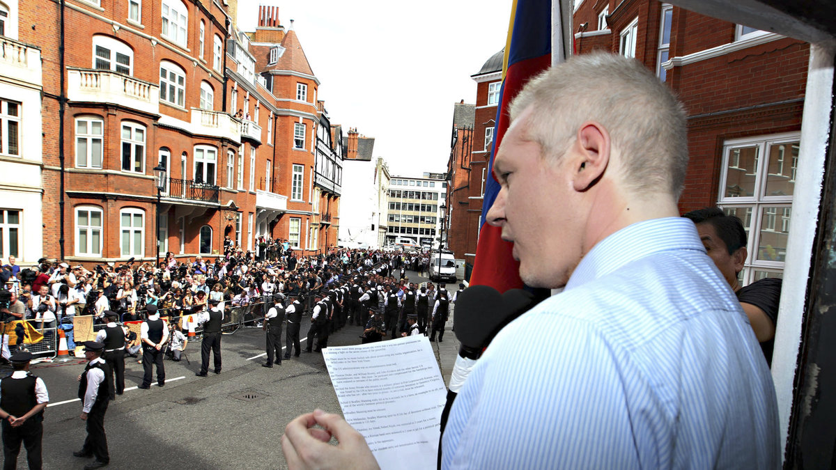 Julian Assange höll tal på balkongen tidigare i år.