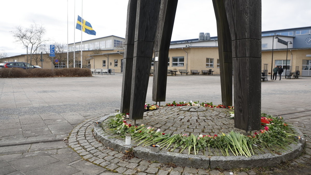 Blommor utanför gymnasieskolan i Marks kommun sedan den 17-åriga flickan hittats död. Arkivbild