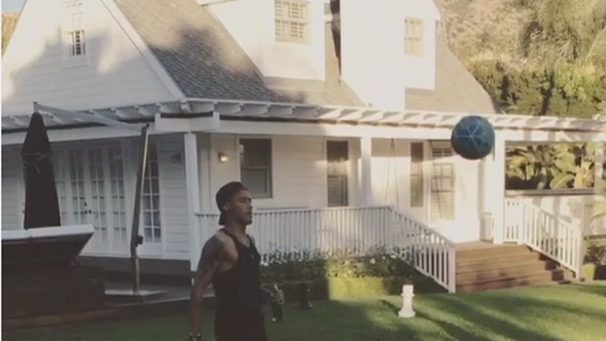 Neymar dricker öl och lirar boll. Bildkälla: Instagram.