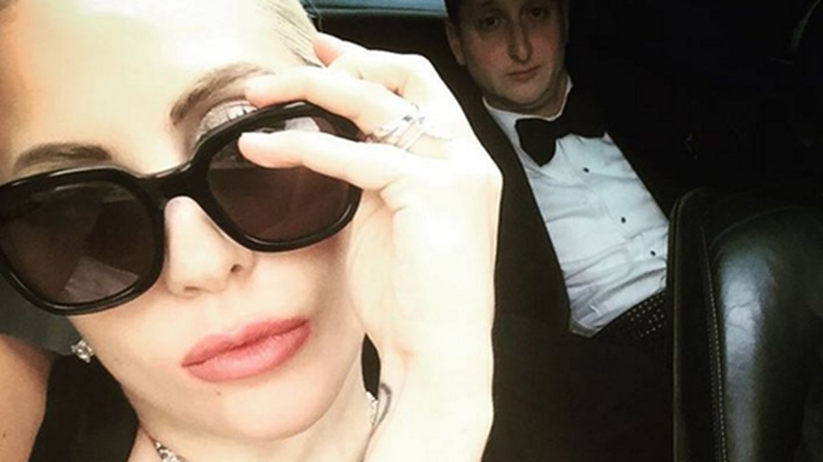 Lady Gaga snålar inte på diamanter och solglasögon. 