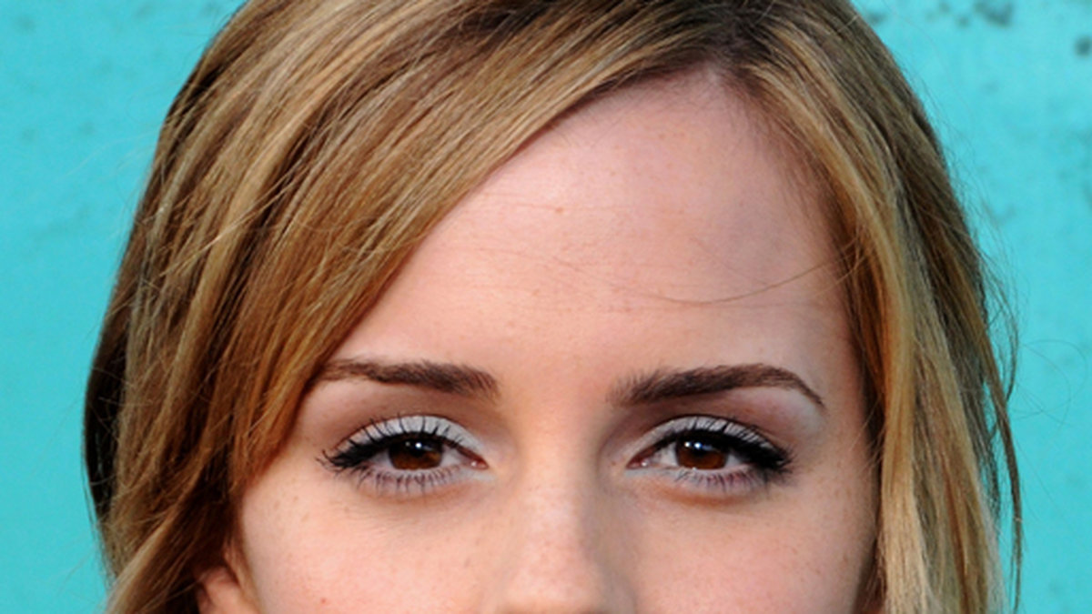 Om du råkat kleta lite maskara på kinden eller runt ögat så tipsar Emma Watson om att ta lite foundation på en bomullsrondell och sedan svepa över. Då både försvinner och täcker det misstaget.