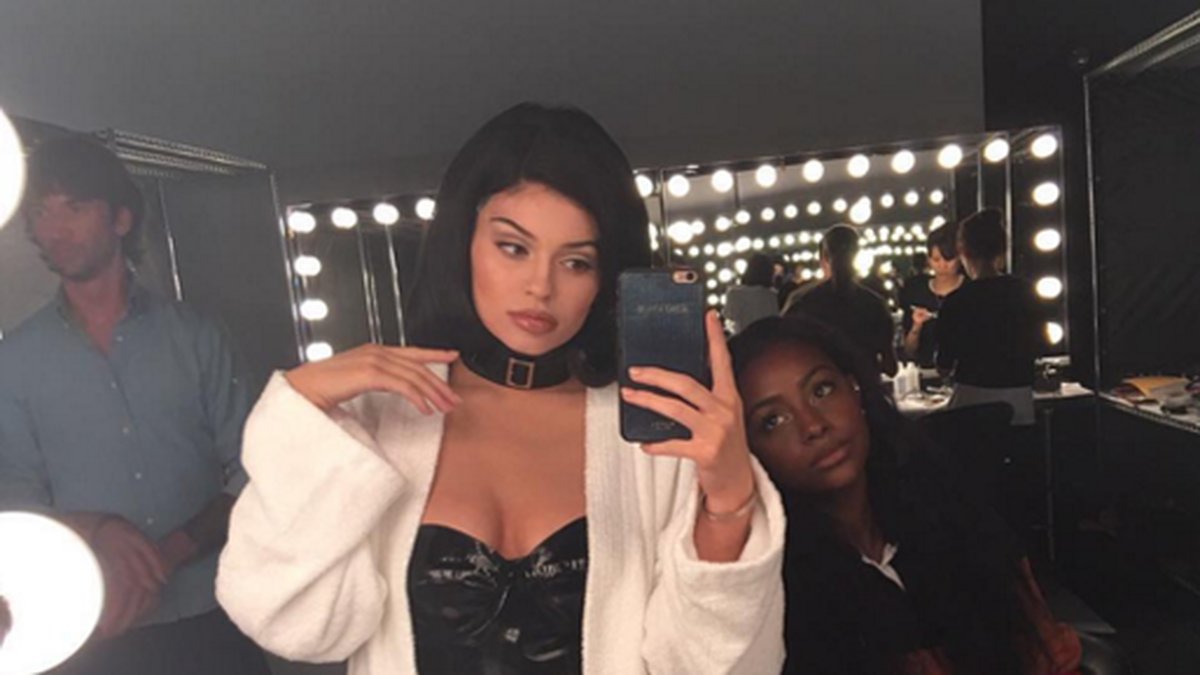 Kylie Jenner bjuder på behind the scenes-bilder från sin plåtning. 