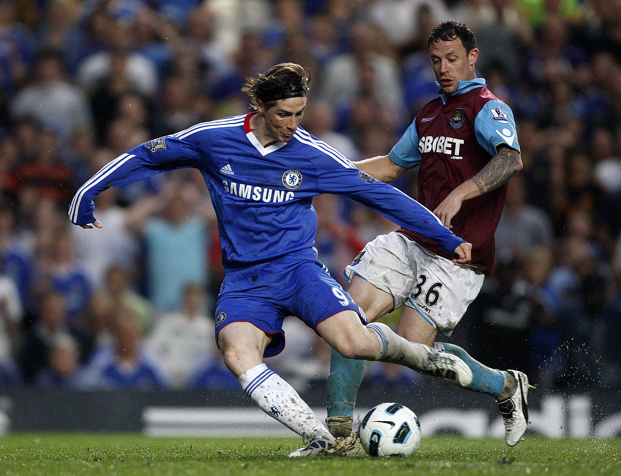 Här gör Fernando Torres sitt första mål för Chelsea.