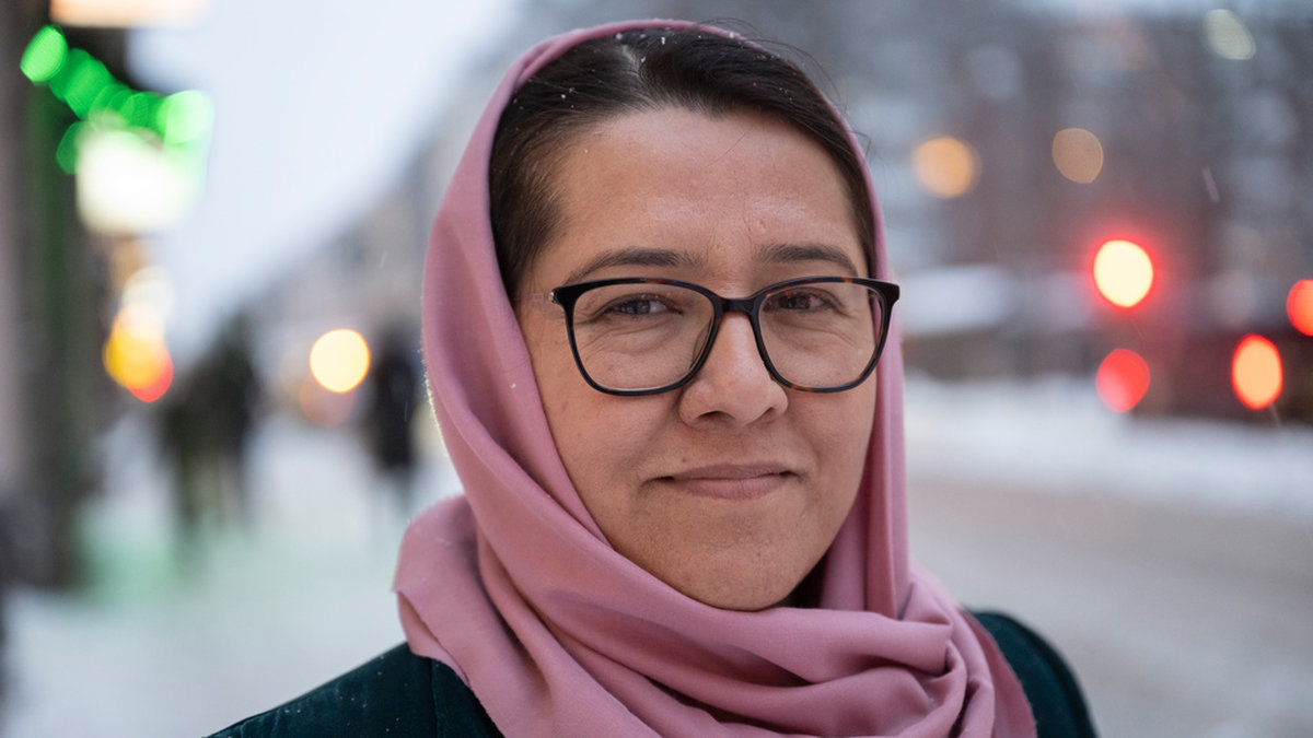 Den afghanska forskaren och aktivisten Orzala Nemat fotograferad på Södermalm under ett besök i Stockholm.