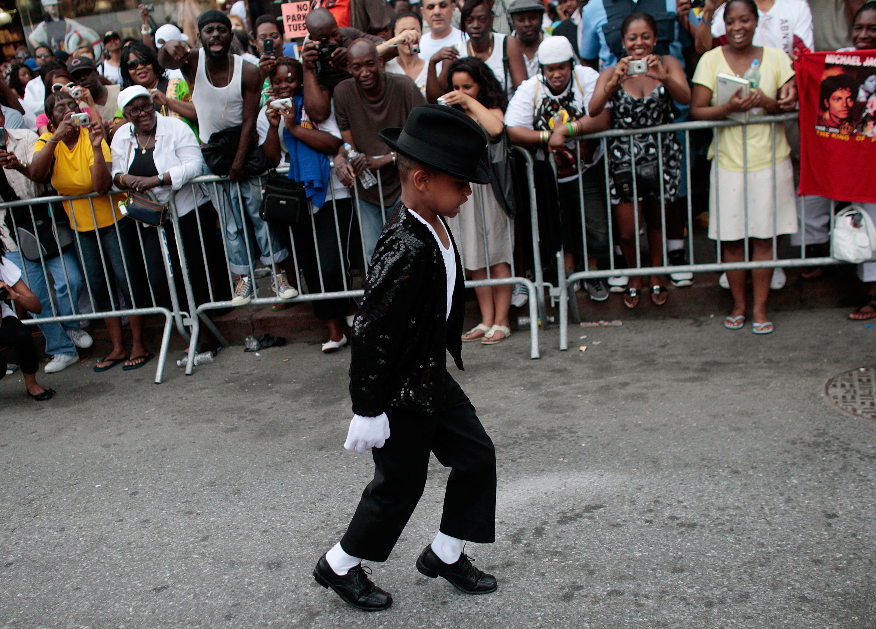 En pojke dansar moonwalk under en ceremoni till minne av Jackson.