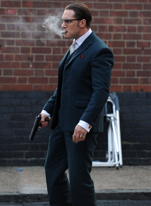 Tom Hardy spelar in scener för filmen "Legend" i London. Tom Hardy spelar in scener för filmen "Legend" i London.