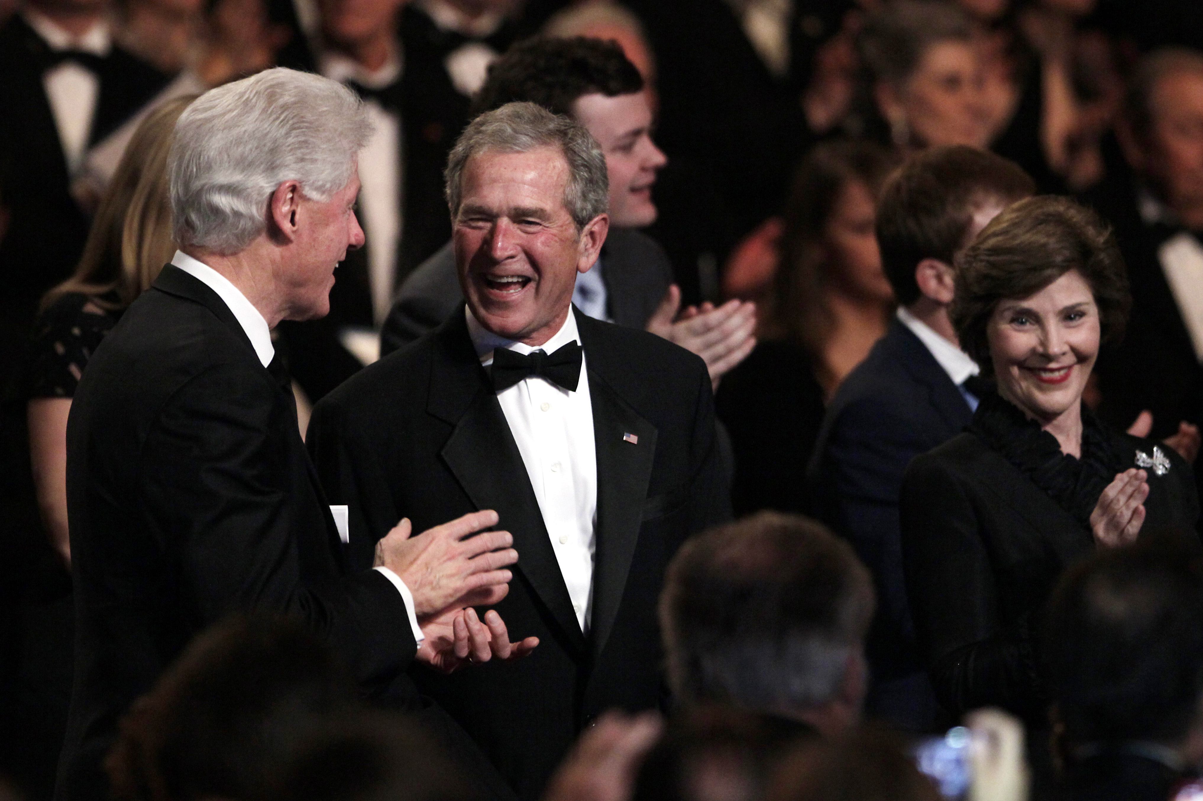 Bill Clinton och George W. Bush hamnar i samma säck. 