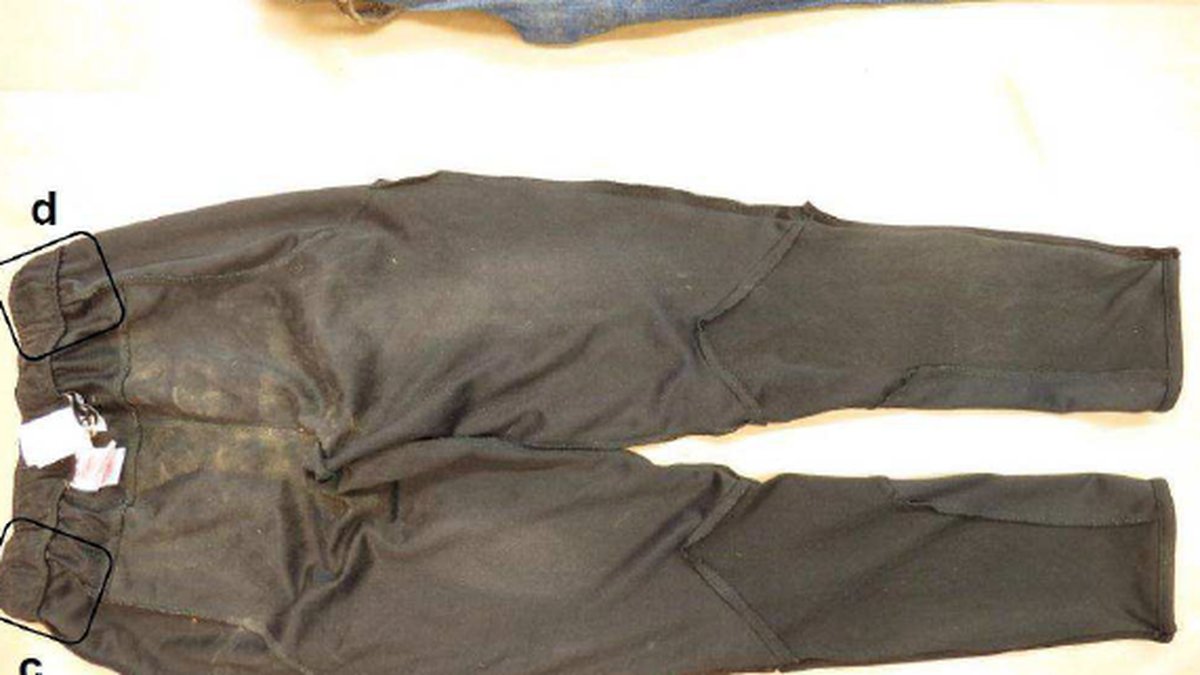 De här byxorna fanns inuti jeansen när kroppen hittades. På dem finns flera spår av DNA från 35-åringen.