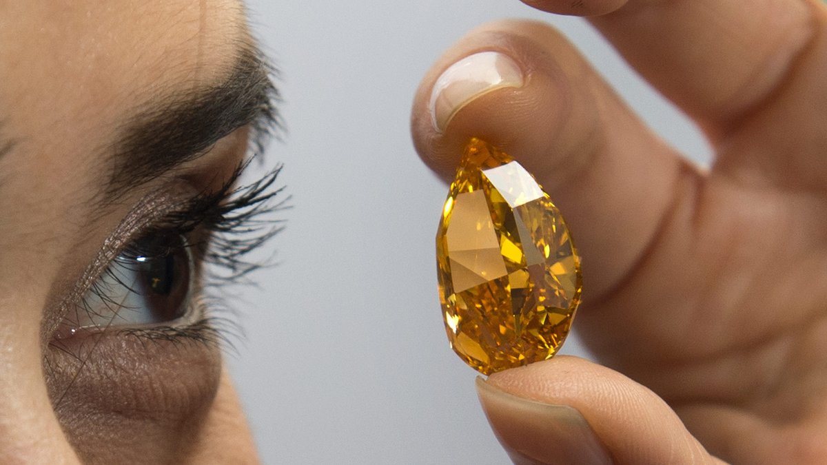 Tidigare i år såldes en orange diamant för 235 miljoner.