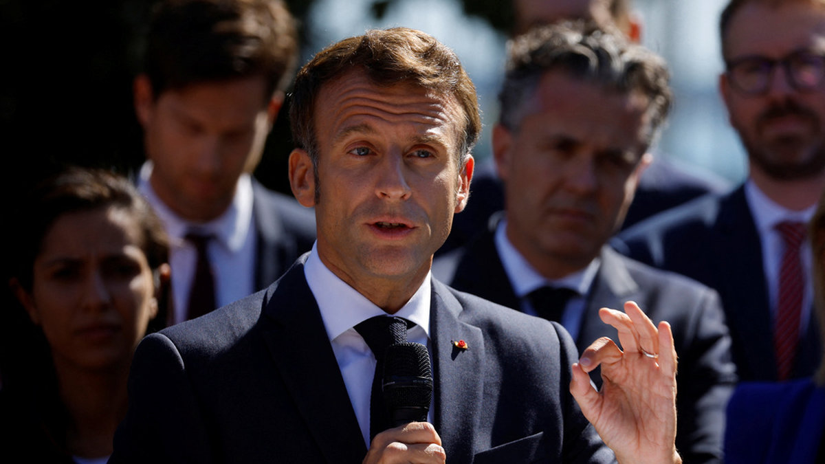 Frankrikes president Emmanuel Macron tar tag i sina planer för att stöpa om pensionssystemet, vilket möter motstånd. Bilden togs i ett annat sammanhang i torsdags.