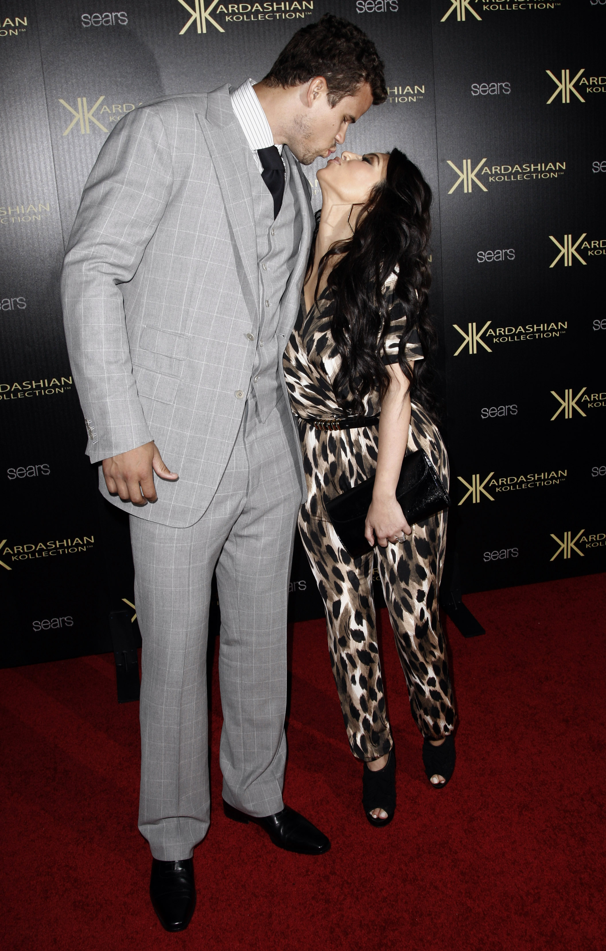 Basketproffset Kris Humphries är ett par huvuden längre än sin blivande maka, snygga Kim Kardashian.