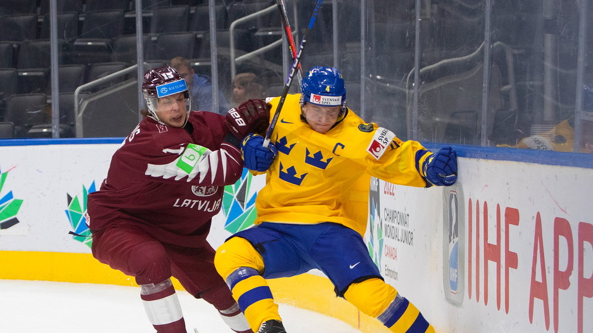 Sverige gick krampaktigt till semifinal i junior-VM efter 2–1 mot Lettland.