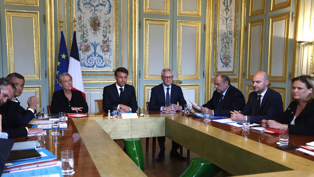 Frankrikes president Emmanuel Macron, i mitten, håller ett avstämningsmöte gällande oroligheterna som skakar landet. Flera ministrar deltar, däribland premiärministern och inrikesministern.