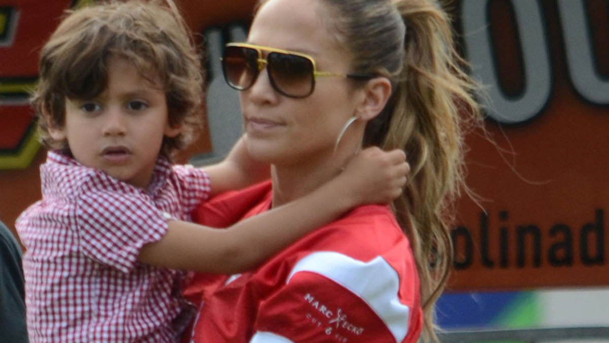 Här ser vi Jennifer Lopez med sonen Max.