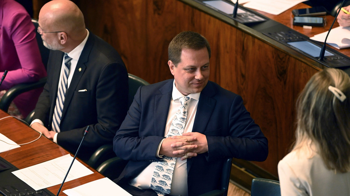 Finlands finansminister Vilhelm Junnila (i mitten) klarade sig genom ett misstroendevotum, trots att ett av regeringspartiernas ledamöter röstade emot honom.