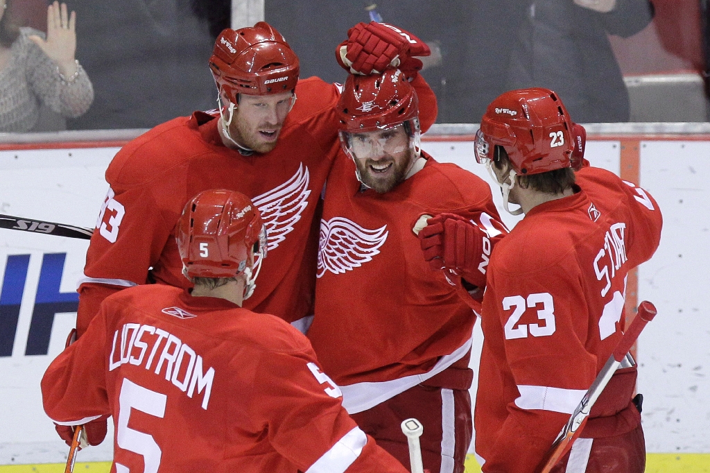 Förlåt Patric Hörnqvist och Nashville, men vi ser mycket hellre att Detroit Red Wings, med sju svenskar i laget, åker ur. Johan Franzén, Henrik Zetterberg och Nicklas Lidström är tre av de som kan bli tillgängliga. Förlåt Patric Hörnqvist och Nashville, men vi ser mycket hellre att Detroit Red Wings, med sju svenskar i laget, åker ur. Johan Franzén, Henrik Zetterberg och Nicklas Lidström är tre av de som kan bli tillgängliga.