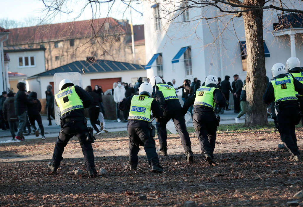 Poliser och motdemonstranter under upploppet i Sveaparken i Örebro på långfredagen förra året. Arkivbild.