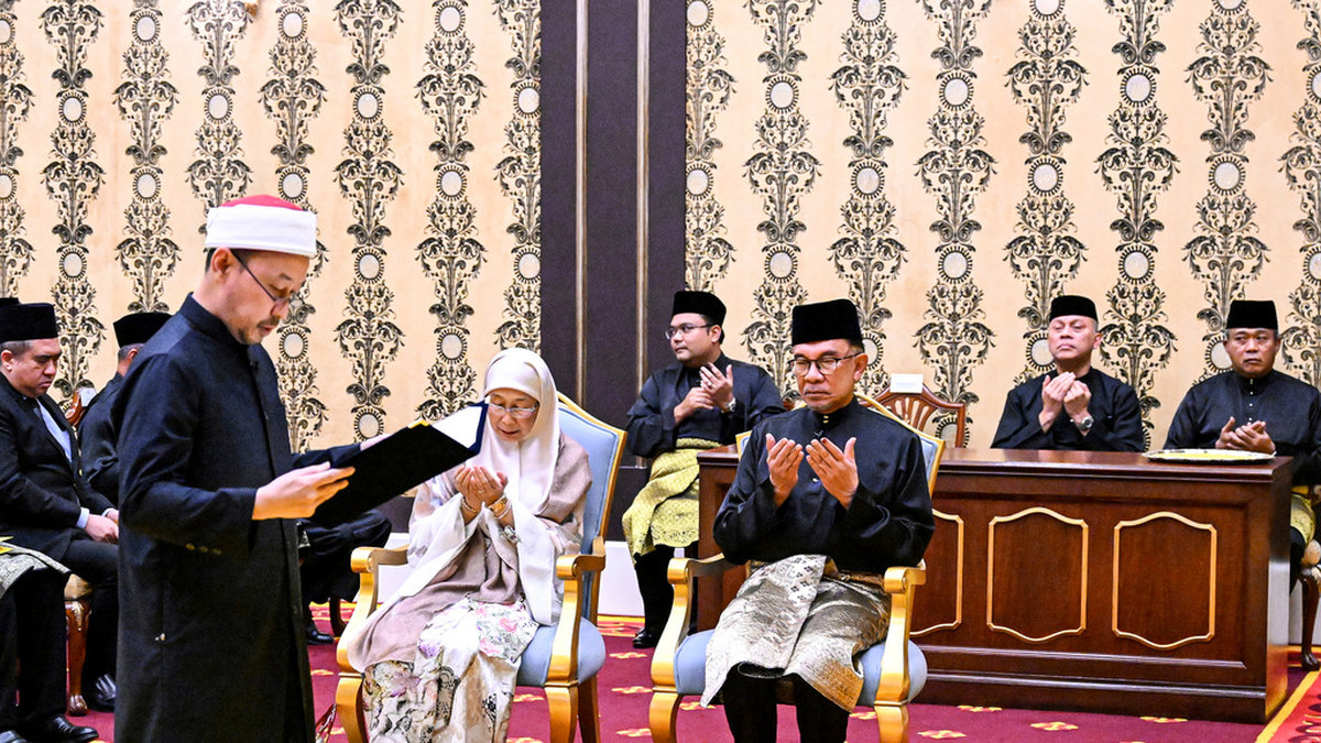 Malaysias nye premiärminister Anwar Ibrahim, som sitter på stolen i mitten av bilden, svor sin ämbetsed på torsdagen.