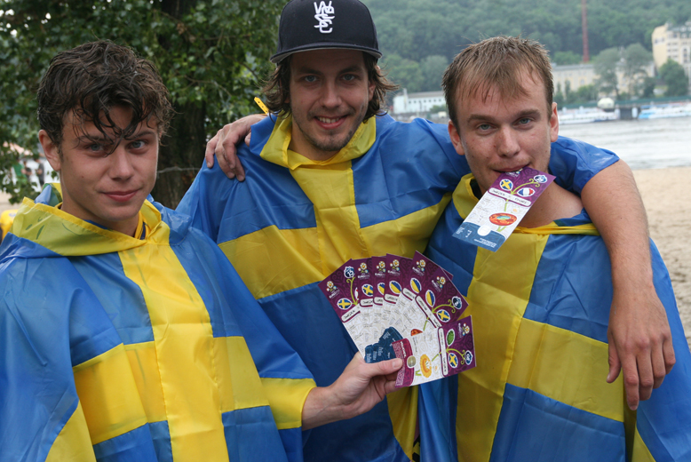 Gustaf Andersson, Linus Thörn och Tobias Olofsson bryr sig inte om att packningen och tältet regnar bort - så länge matchbiljetterna är torra.