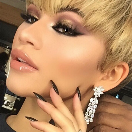 Zendaya med mörka naglar. Wow! Zendaya med mörka naglar. Wow!