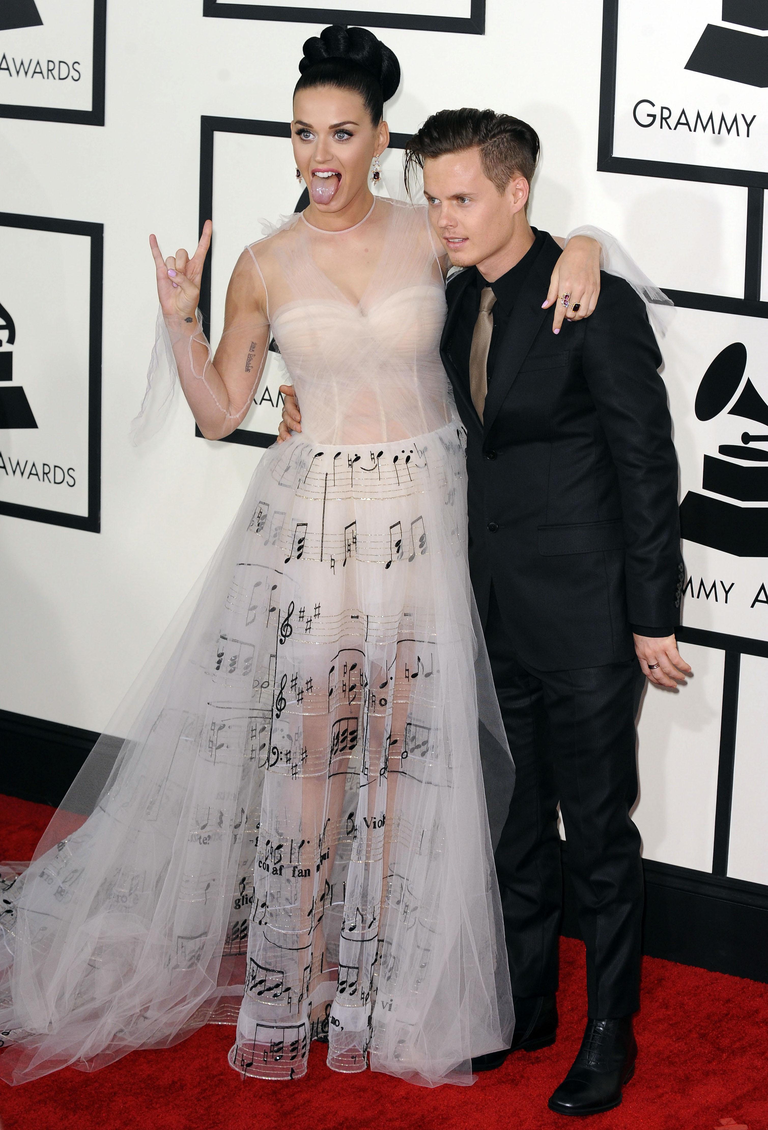 Katy Perry tog sig ton på röda mattan, eller ja, i varje fall hennes klänning. 