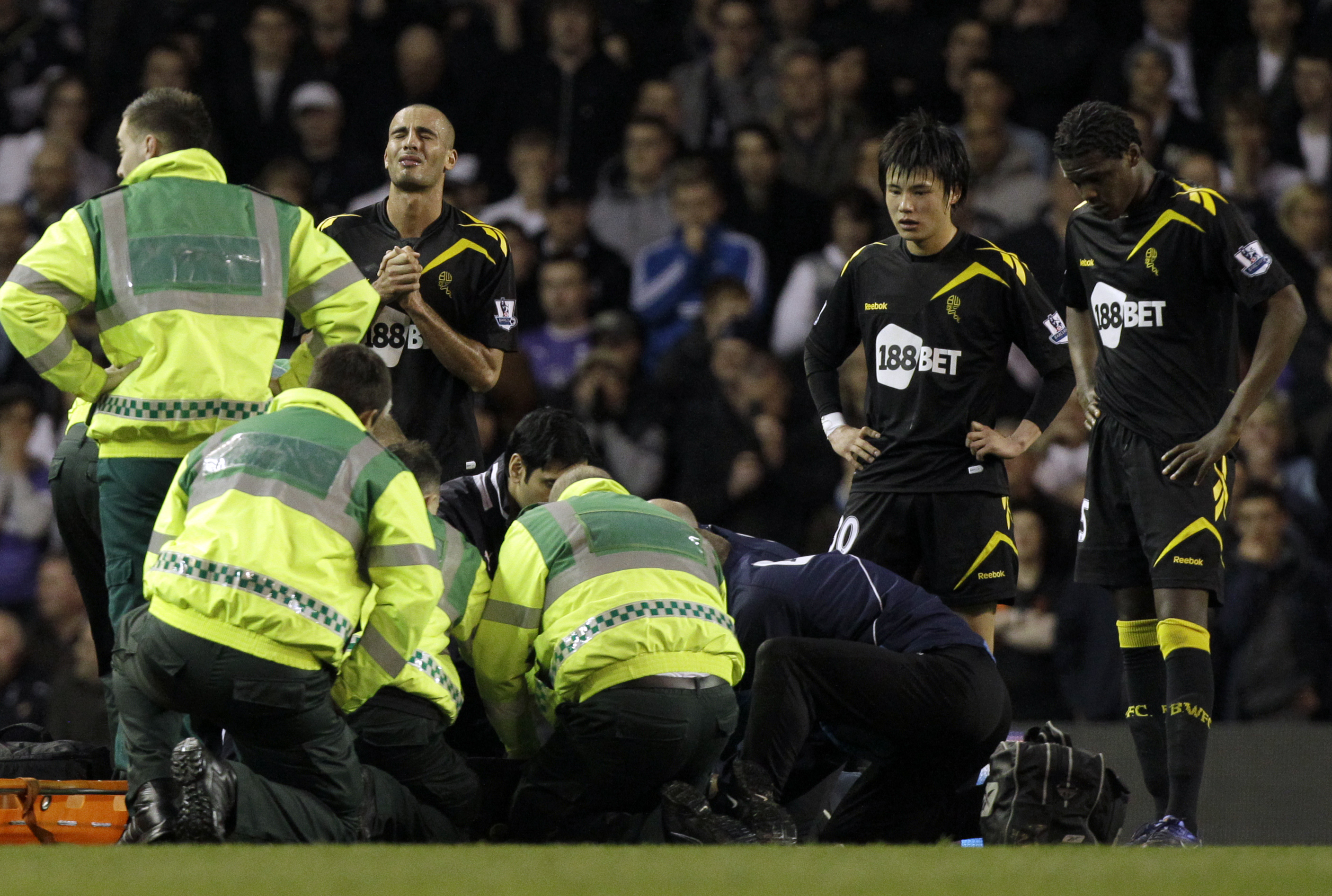 En läkare från Tottenham-läktaren sprang in på plan för att hjälpa spelaren.