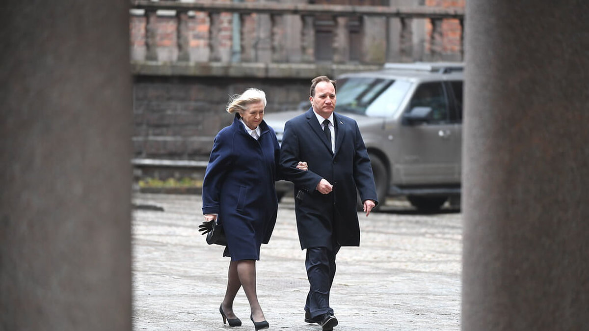 Statsminister Stefan Löfven och hustrun Ulla Löfven anländer till minnesstunden i stadshuset. 