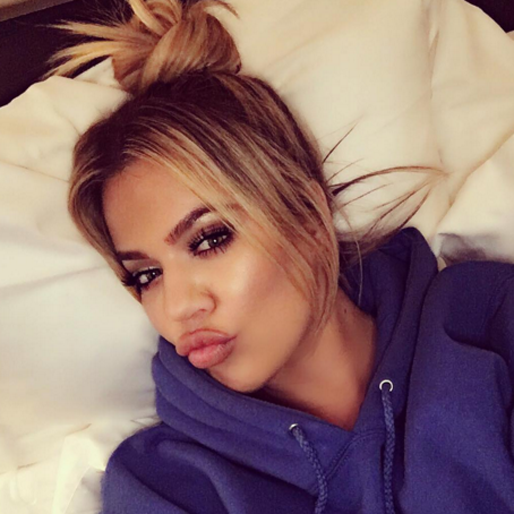 Khloe Kardashian tar en godnatt-selfie. Khloe Kardashian tar en godnatt-selfie.