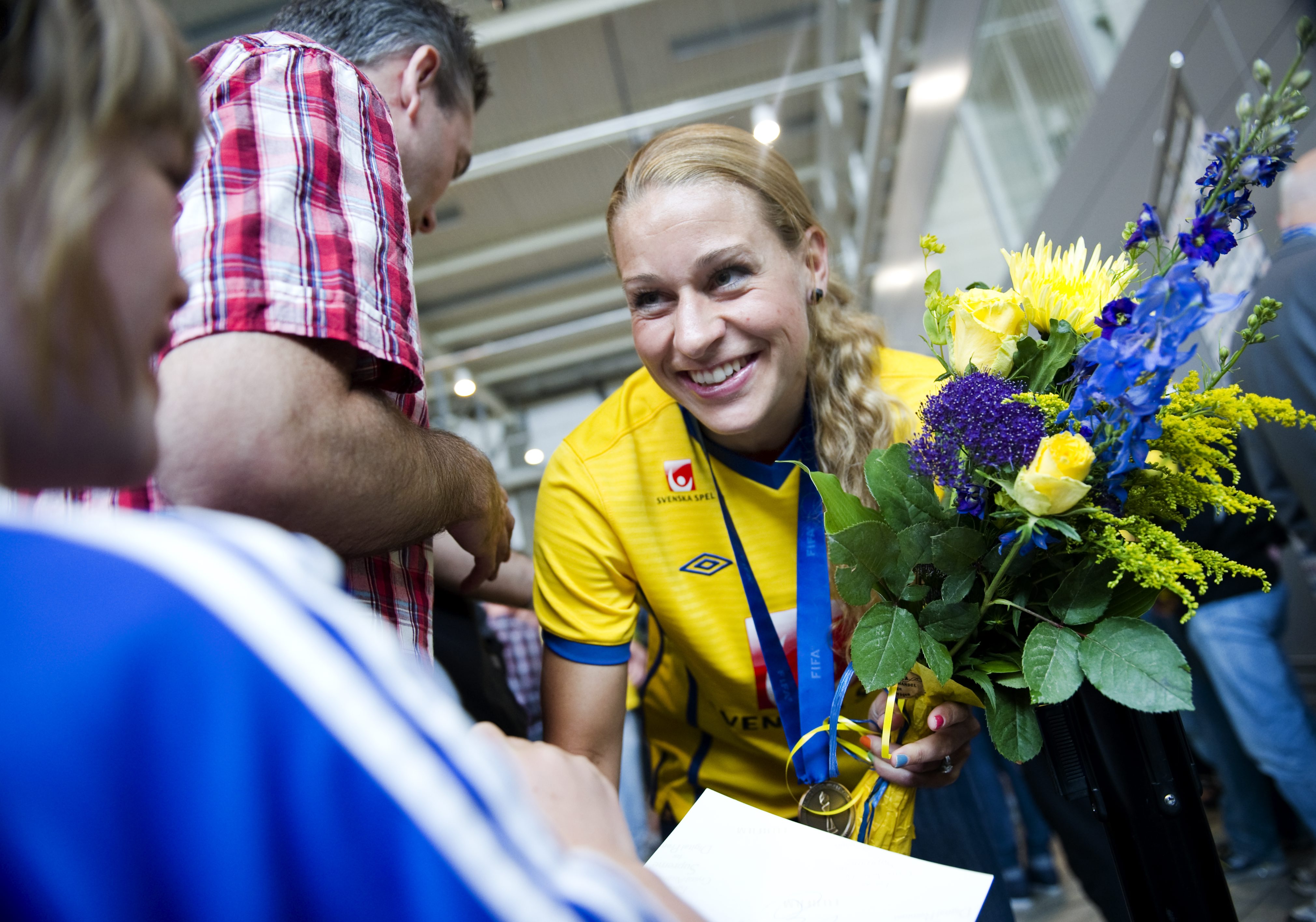 Charlotte Rohlin skriver autografer efter att damlandslagets succé i Tyskland.
