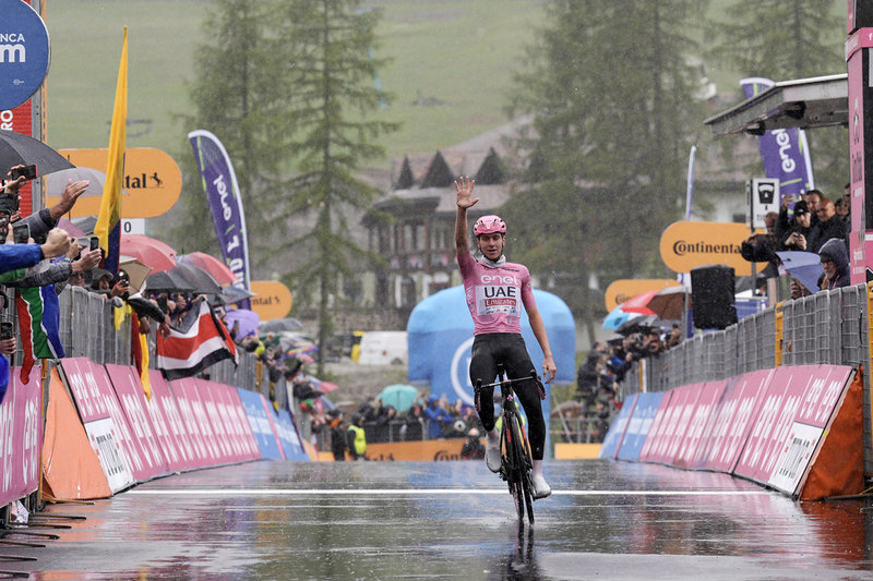 Totalledaren Tadej Pogacar, Slovenien, vann den nedkortade 16:e etappen av Giro d'Italia.