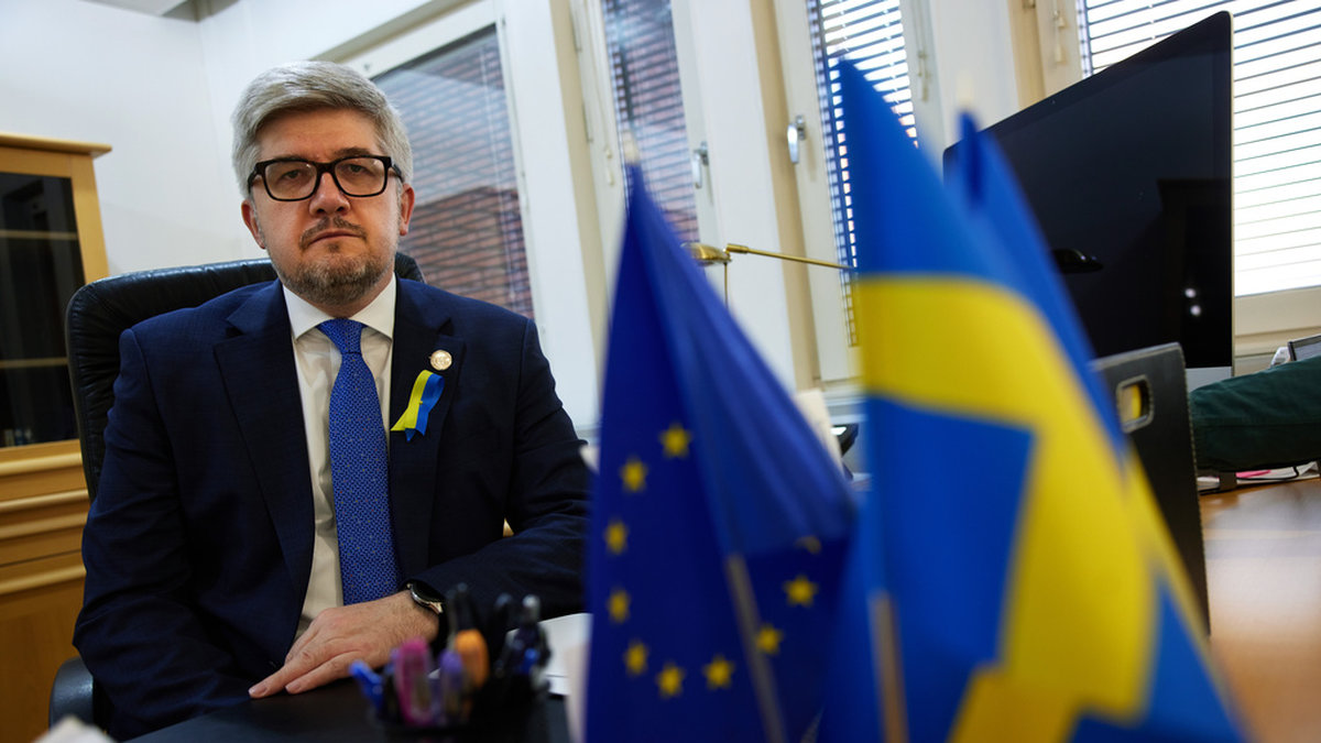 Ukrainas ambassadör Andrii Plakhotniuk följer utvecklingen från landets ambassad på Lidingö utanför Stockholm. Arkivbild.
