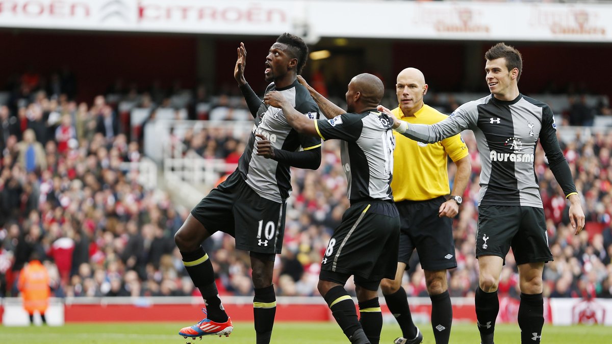 Här firar Adebayor sitt mål inför Arsenals fans.