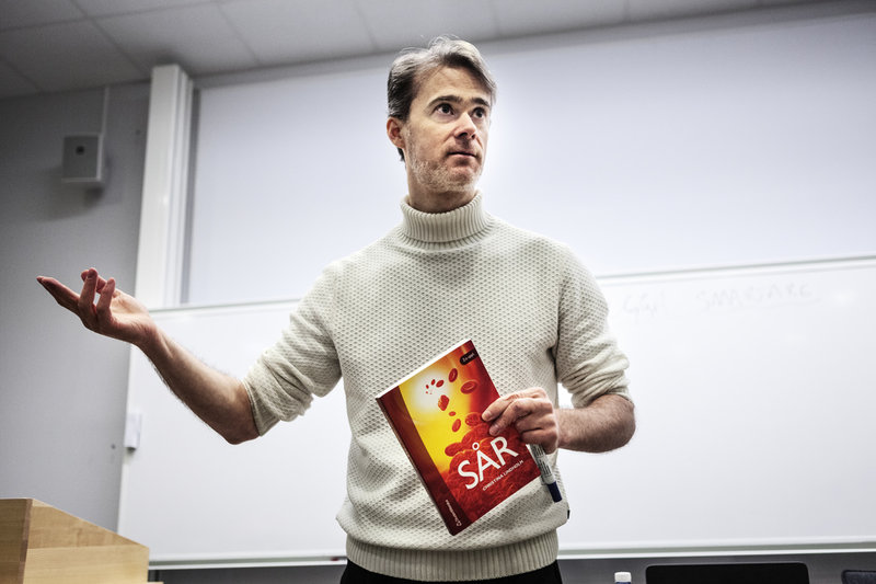 Björn Liljeqvist, som skrivit boken 'Plugga smart och lär dig mer', föreläser om studieteknik för studenter på Karolinska institutet. Arkivbild.