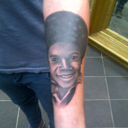 Frankie Cocozza som deltog i brittiska "X-Factor" tatuerade in ett porträtt av en 12-årig Michael Jackson. Frankie Cocozza som deltog i brittiska "X-Factor" tatuerade in ett porträtt av en 12-årig Michael Jackson.