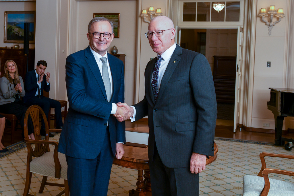 Australiens nye premiärminister Anthony Albanese (till vänster) tillsammans med generalguvernör David Hurley (drottningens representant i landet).