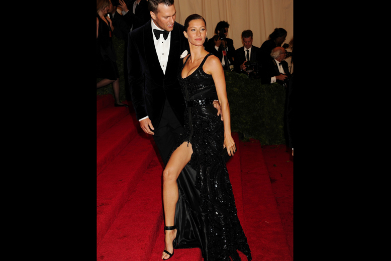 Gisele Bündschen poserar - inte helt bekvämt - med pojkvännen Tom Brady. Gisele Bündschen poserar - inte helt bekvämt - med pojkvännen Tom Brady.