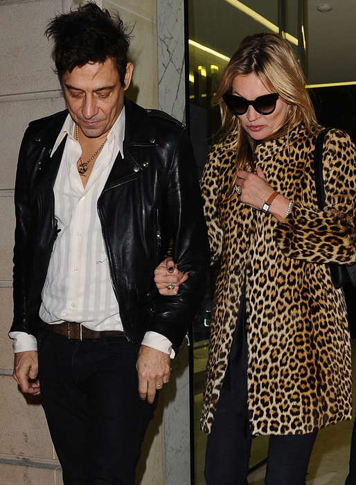 Kate Moss och Jamie Hince lämnar Yves Saint Laurents butik i Paris. Kate Moss och Jamie Hince lämnar Yves Saint Laurents butik i Paris.