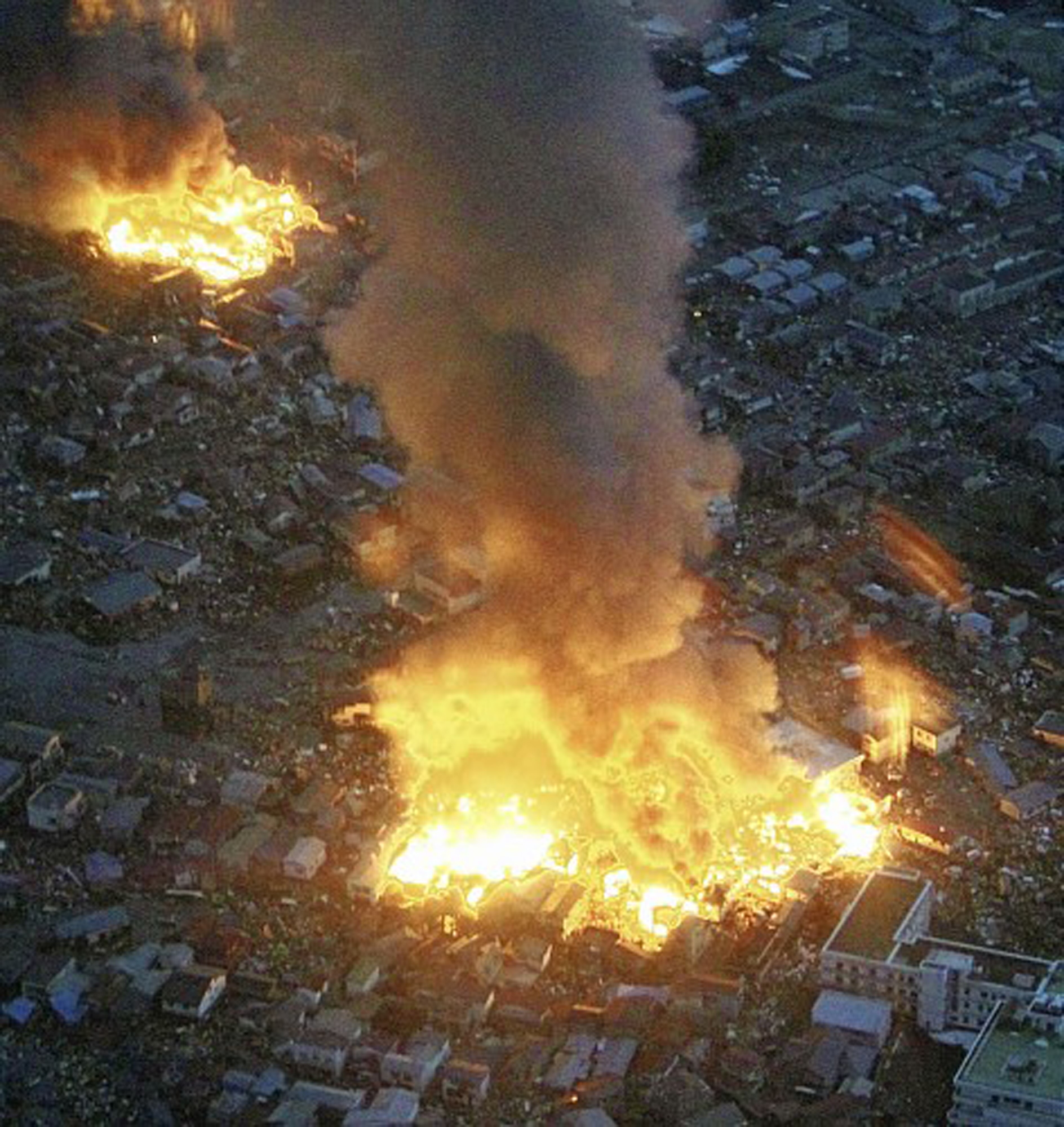 Städer brann. Vid Fukushima inträffade en explosion och en byggnad kollapsade. Städer brann. Vid Fukushima inträffade en explosion och en byggnad kollapsade.