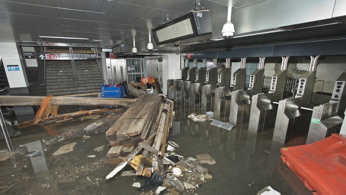 Andra tunnelbanestationer var översvämmade under stormen.