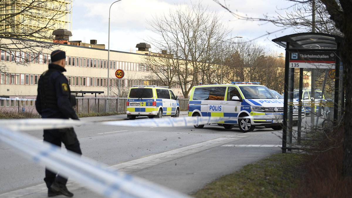 Området vid gångtunneln i Skärholmen spärrades av efter att en man blev skjuten i onsdags kväll.