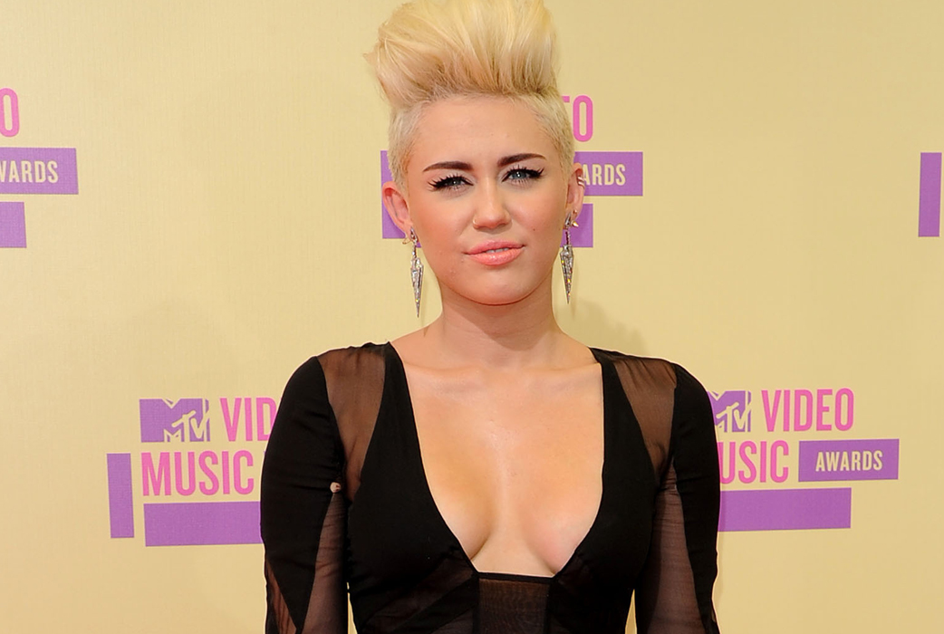Miley försökte stilla skvallret genom att twittra ut följande: Tack för komplimangerna, men de här skönheterna är helt naturliga. Jag önskar att folk kunde förstå att man inte behöver vara fejk för att vara vacker, skrev Miley. Miley försökte stilla skvallret genom att twittra ut följande: Tack för komplimangerna, men de här skönheterna är helt naturliga. Jag önskar att folk kunde förstå att man inte behöver vara fejk för att vara vacker, skrev Miley.
