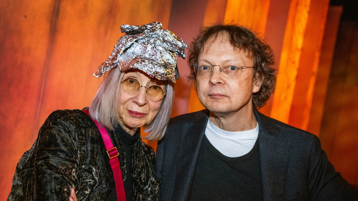Suzanne Osten med foliehatt bredvid Erik Uddenberg – de gör pjäsen 'Konspiration' i höst på Dramaten.