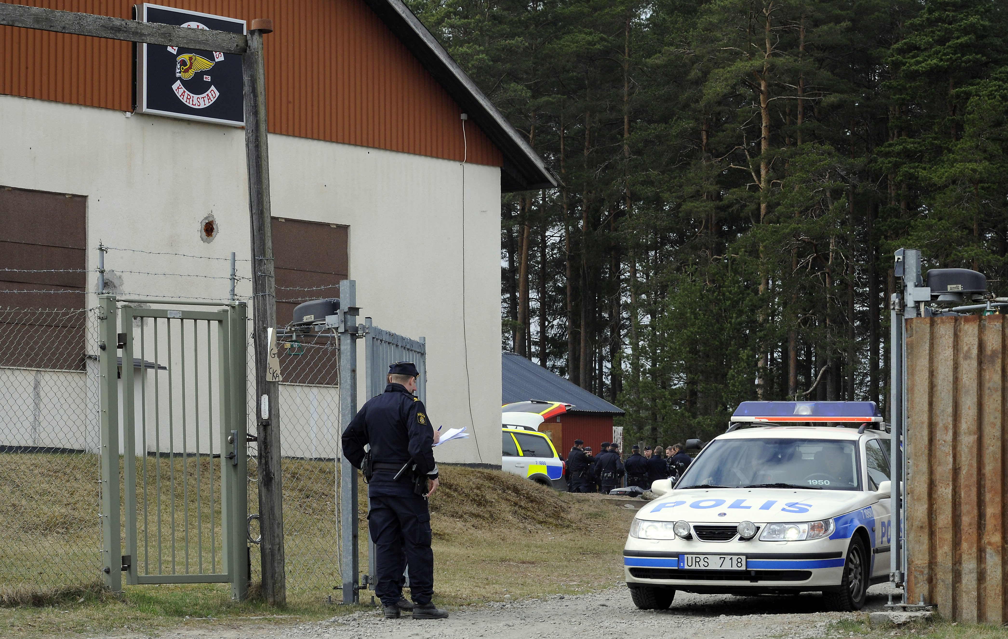 Polisen på plats efter tillslaget på Hells Angels i Hertsöga utanför Karlstad i april 2009.