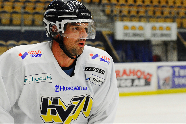 Fredrik Bremberg har gjort sitt i HV71 - i kväll gör han debut för jumbon Timrå.