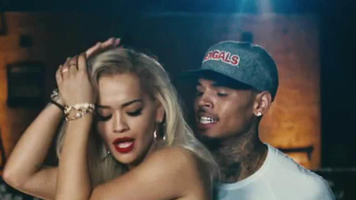 Chris Brown och Rita Ora i videon till Body on me.