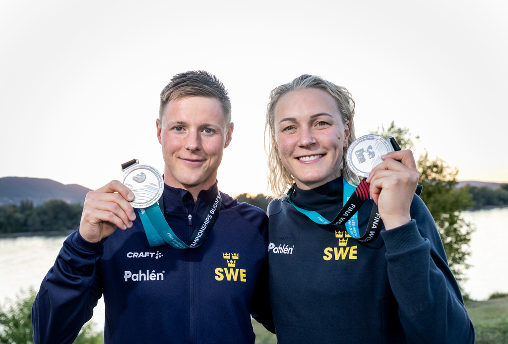 Erik Persson och Sarah Sjöström visar upp sina silver – Sveriges första medaljer i VM.