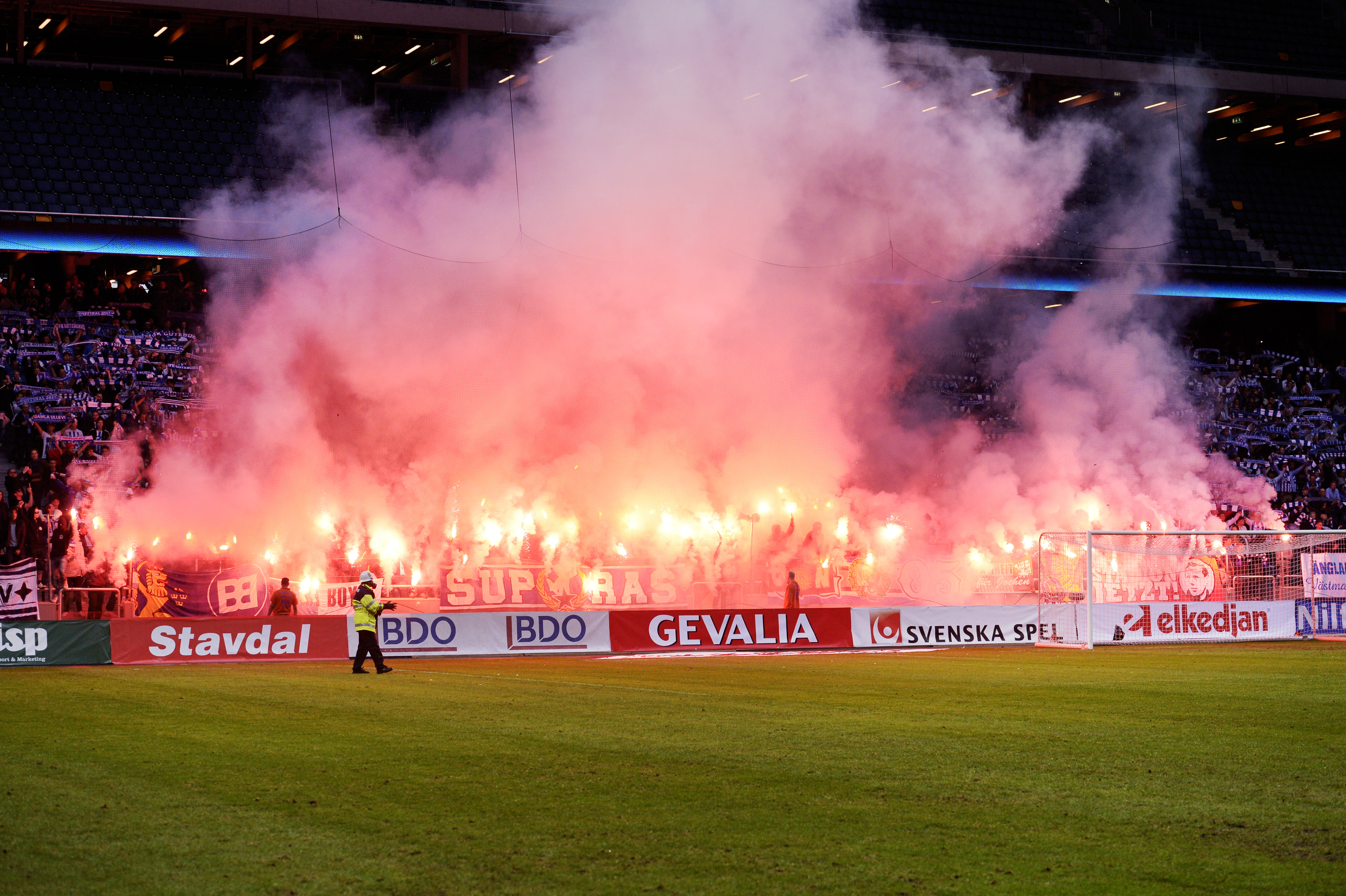 IFK Göteborg får en hedervärd femteplats för sitt pyro mot Djurgården i finalen av Svenska Cupen. 